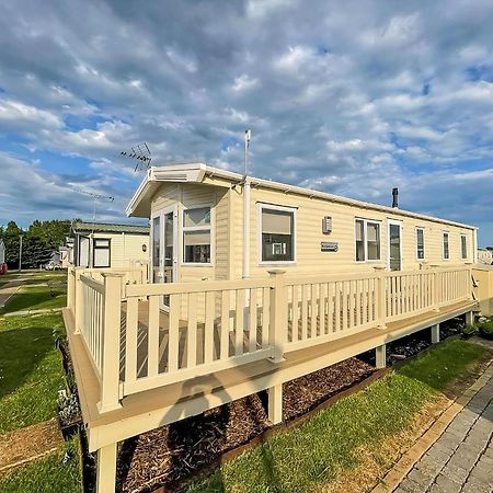 Caravan With Decking And Free Wifi At Seawick Holiday Park Ref 27214Sw Clacton-on-Sea Εξωτερικό φωτογραφία