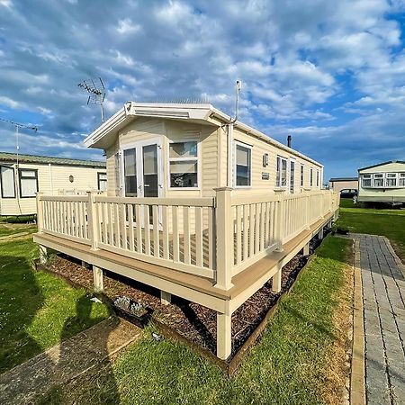 Caravan With Decking And Free Wifi At Seawick Holiday Park Ref 27214Sw Clacton-on-Sea Εξωτερικό φωτογραφία