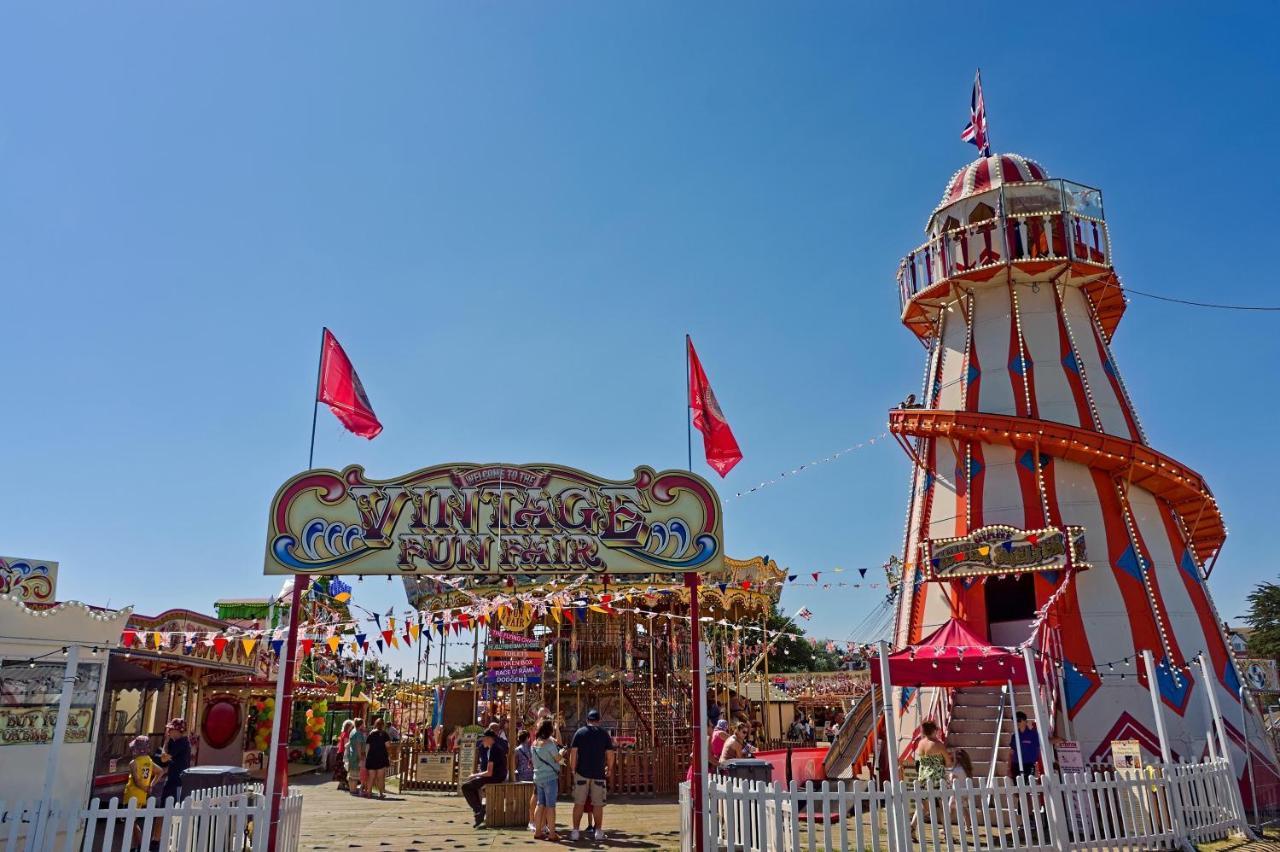 Caravan With Decking And Free Wifi At Seawick Holiday Park Ref 27214Sw Clacton-on-Sea Εξωτερικό φωτογραφία
