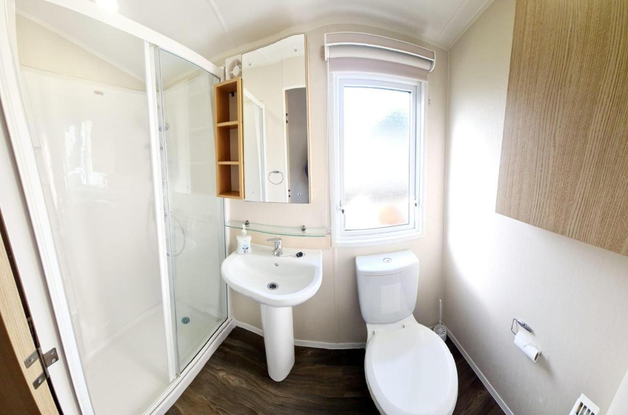 Caravan With Decking And Free Wifi At Seawick Holiday Park Ref 27214Sw Clacton-on-Sea Εξωτερικό φωτογραφία