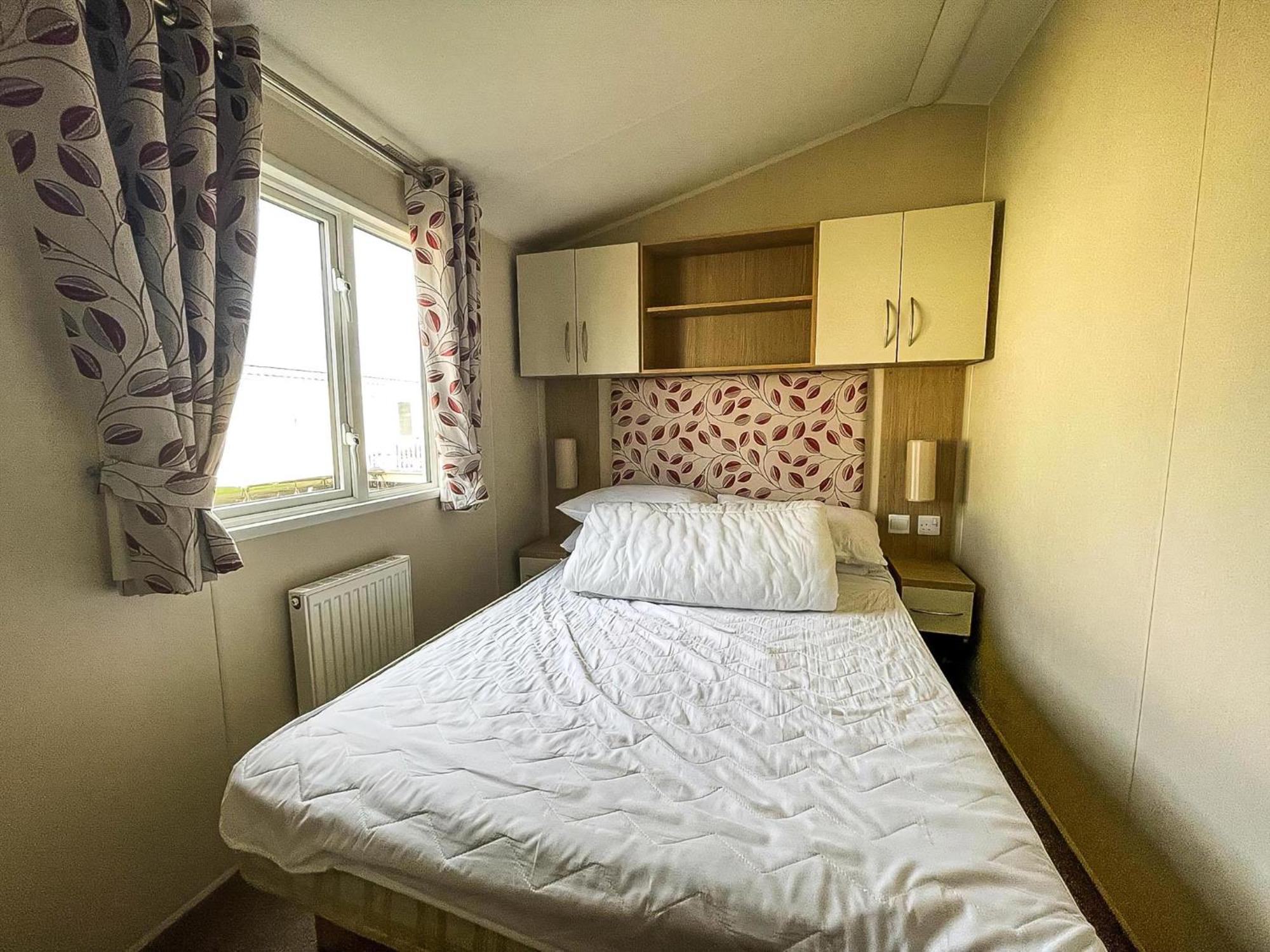 Caravan With Decking And Free Wifi At Seawick Holiday Park Ref 27214Sw Clacton-on-Sea Εξωτερικό φωτογραφία