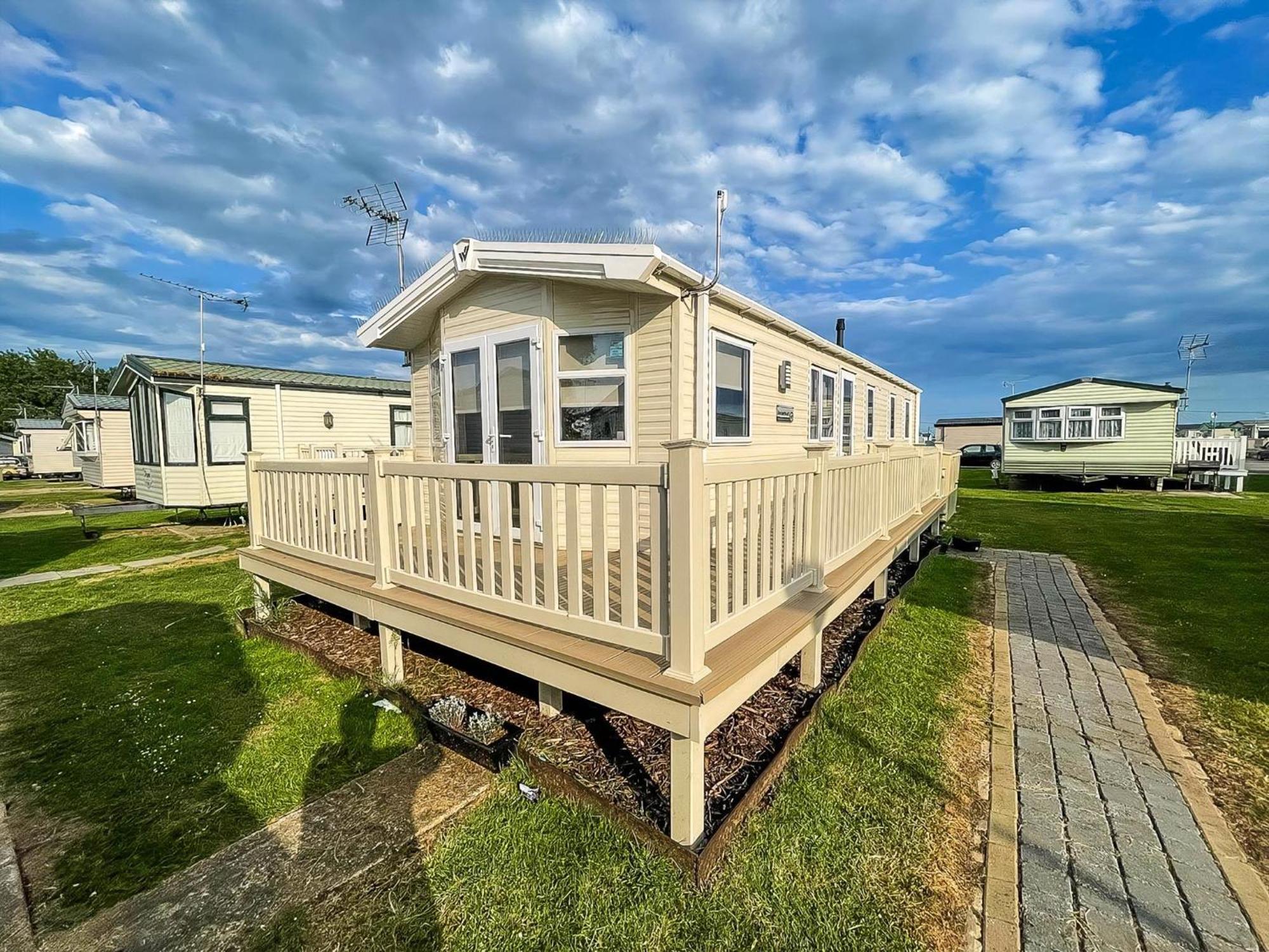 Caravan With Decking And Free Wifi At Seawick Holiday Park Ref 27214Sw Clacton-on-Sea Εξωτερικό φωτογραφία
