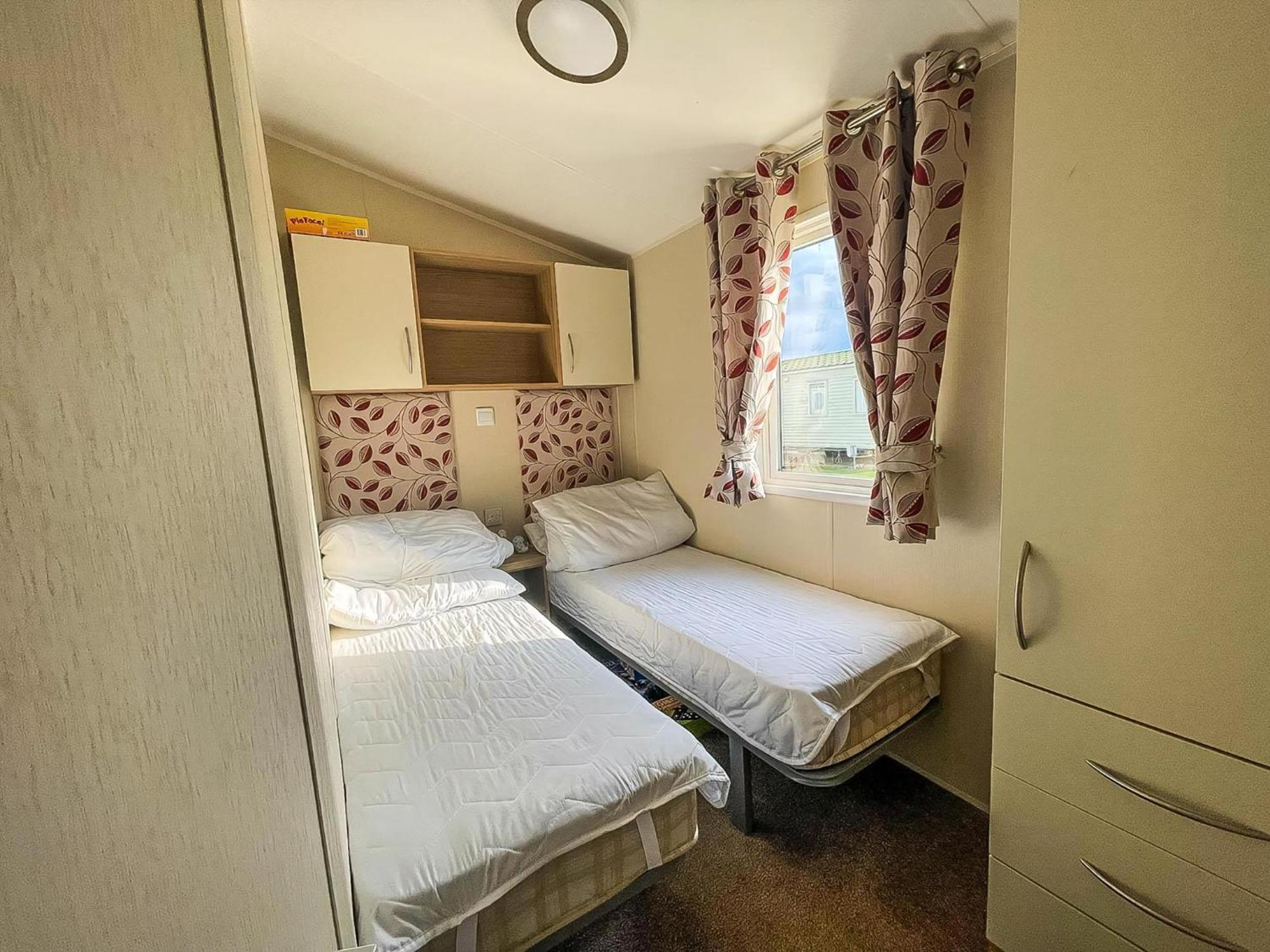 Caravan With Decking And Free Wifi At Seawick Holiday Park Ref 27214Sw Clacton-on-Sea Εξωτερικό φωτογραφία
